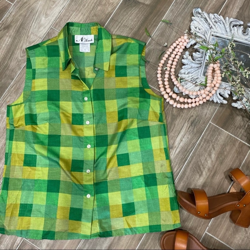 🍀 Vintage 90s green gingham sleeveless button blouse!